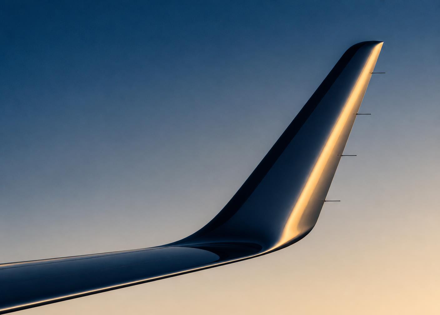 Detalhe da winglet de uma aeronave executiva ao entardecer
